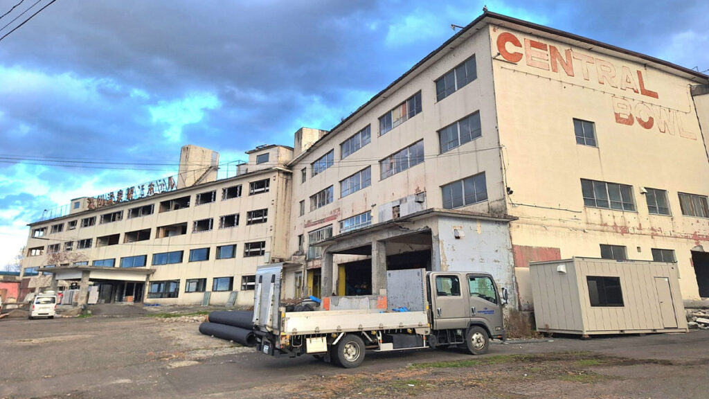 昭和のボウリングブームを支えた場所…北海道・深川の旧ホテルが解体へ